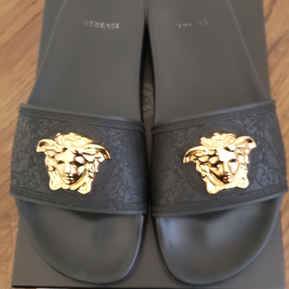 Versace La Medusa Pool Slides - Picture 2 of 12